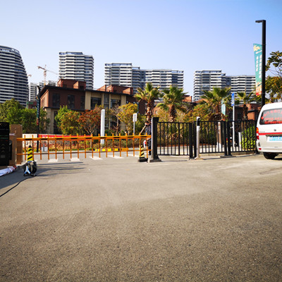 汕尾保利希爾頓酒店安裝車牌識(shí)別及廣告道閘